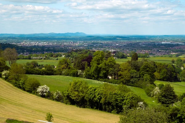 Uzakta Malvern Tepeleri ile Severn Vadisi 'ndeki Gloucester şehrinin geniş manzarası. Cotswolds, Gloucestershire, İngiltere 'nin batı kıyısındaki Cud Hill Common' dan.