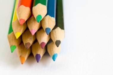 Childs düz beyaz desenli kağıt arka planda kalem boyuyor