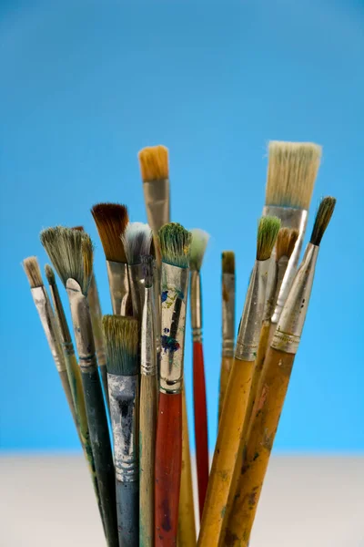 Well Used Artists Paintbrushes Blue Background — Stock Photo, Image