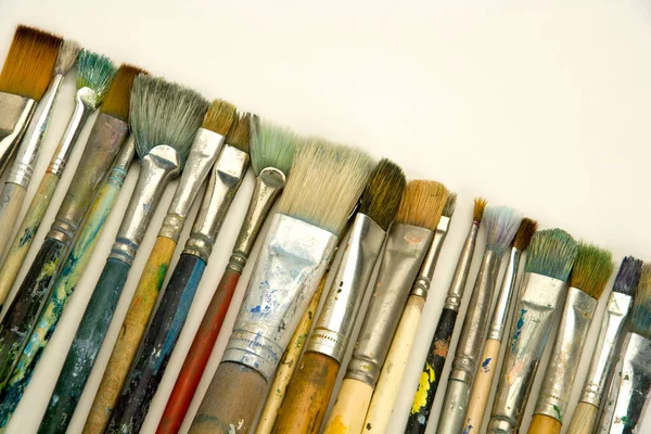 Well Used Artists Paintbrushes White Paper Background — Stock Photo, Image