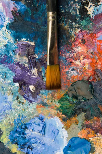 Sanatçılar Akrilik Boya Paleti Yarı Soyut Arkaplanı Kapatır — Stok fotoğraf