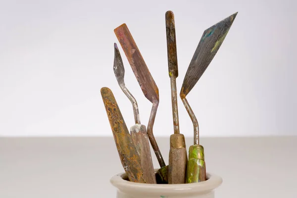 Καλά Χρησιμοποιημένα Μαχαίρια Παλέτας Τέχνης Μια Κατσαρόλα — Φωτογραφία Αρχείου