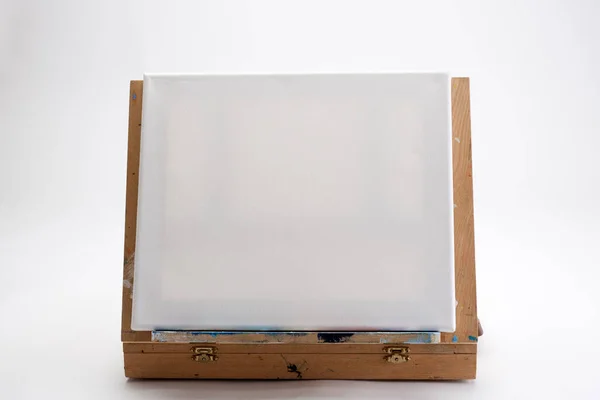 Well Used Artist Portable Easel Case White Seamless Landscape Format — Stock Photo, Image