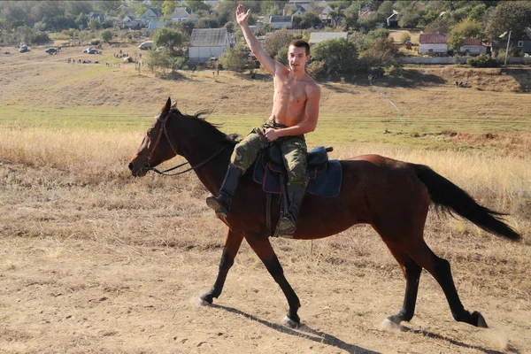 De man is een horse3 rijden — Stockfoto