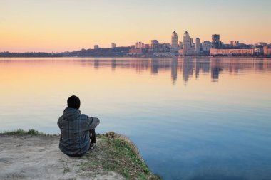 Şafak nehir kıyısında siting adamla tanışıyor