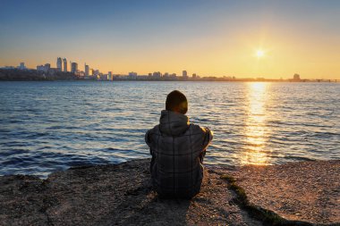 Toplantı günbatımı süre sahilde oturan ve meditasyon