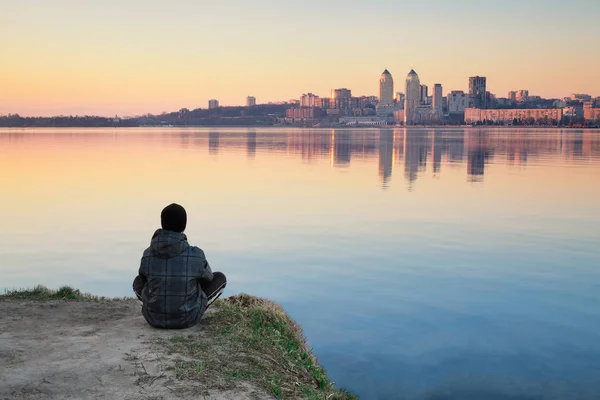 Sahilde oturan ve meditasyon sırasında toplantı şafak