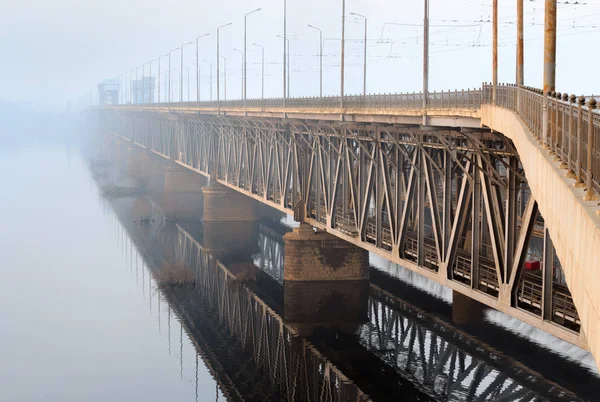 Most kolejowy w mglisty poranek — Zdjęcie stockowe