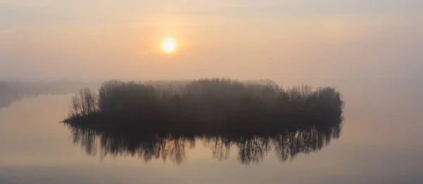 La isla en la niebla — Foto de Stock