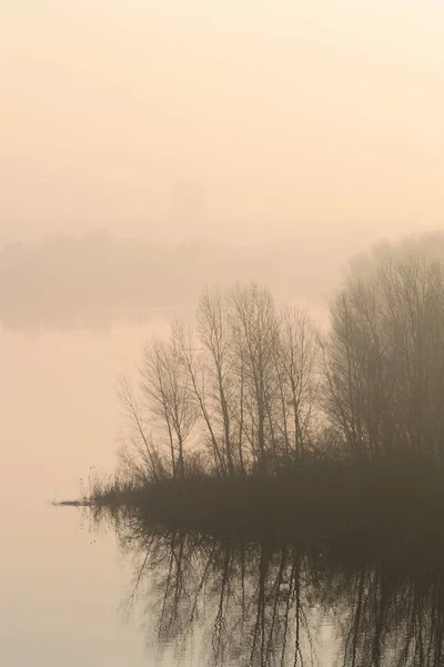 La isla en la niebla al amanecer — Foto de Stock