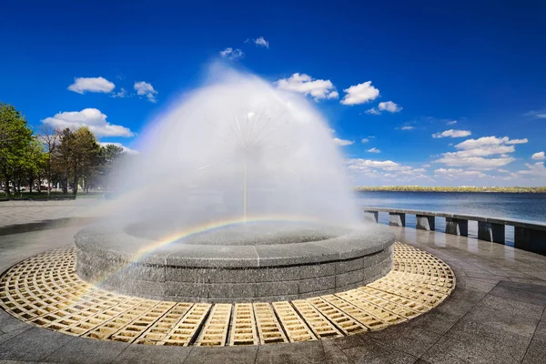 Beautiful fountain against the blue sky with clouds — Stock Photo, Image