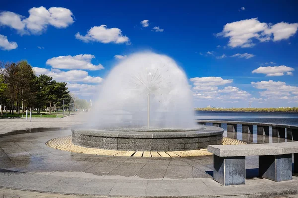 Beautiful fountain against the blue sky with clouds V — Stock Photo, Image