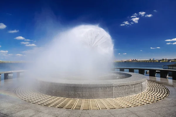 Belle fontaine contre le ciel bleu avec des nuages VIII — Photo