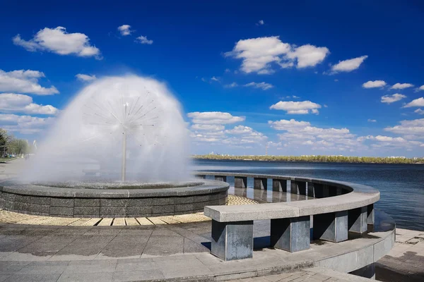 Beautiful fountain against the blue sky with clouds VI — Stock Photo, Image