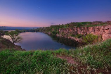 Bir yaz sabahı alacakaranlık güzel bir büyülü göl