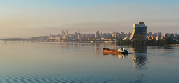 Şafak III sabah Nehri üzerinde yelken gemi