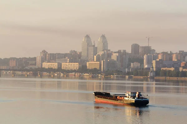 Nave che naviga sul fiume al mattino all'alba I — Foto Stock