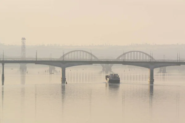 Navire naviguant sur la rivière le matin à l'aube — Photo
