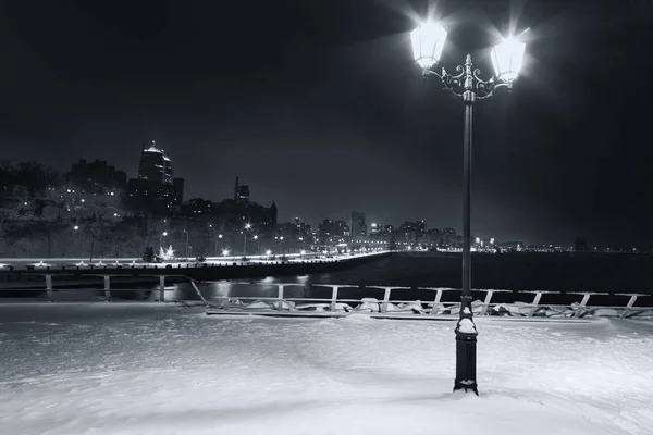 Gece şehir manzaralı güzel fener