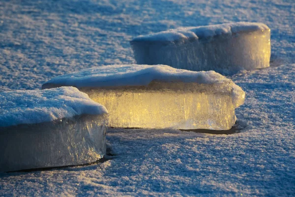 Figura de hielo en los rayos del sol poniente . — Foto de Stock
