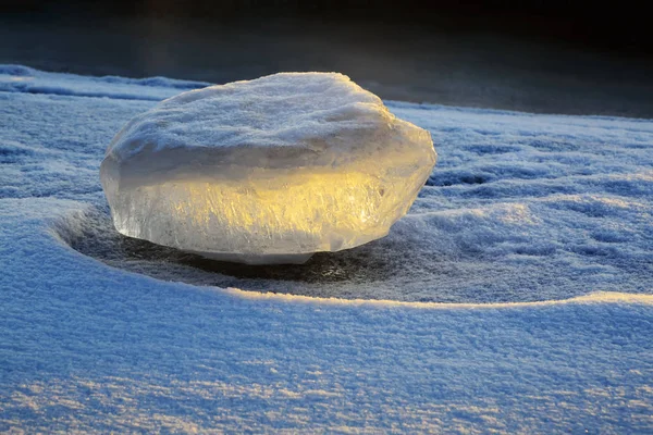 Figura de gelo nos raios do sol poente. II — Fotografia de Stock