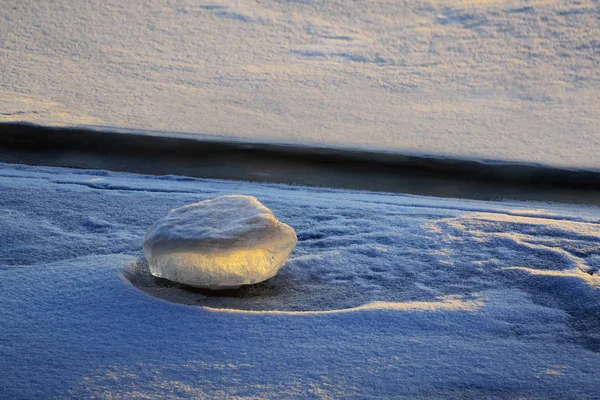 Figura de hielo en los rayos del sol poniente. V. — Foto de Stock