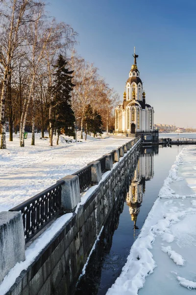 Mooie kerk in zonnige winterdag aan kade — Stockfoto