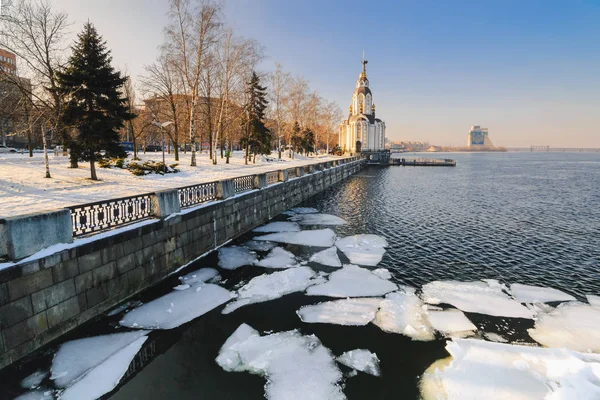 Een prachtig uitzicht op een drijvend ijs langs de rivier met uitzicht op de kerk — Stockfoto