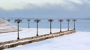 Karlı setin fenerler sisli sabah - kış manzarası ile puslu Nehri boyunca. IV