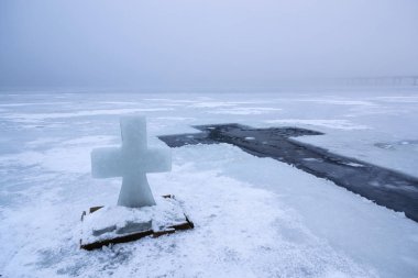 Güzel kış manzara buz çapraz sisli sabahı IV donmuş nehir üzerinde ile