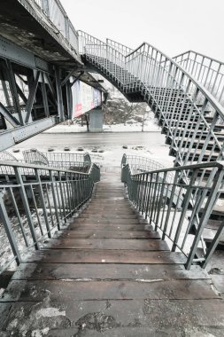 Köprü ye erken sisli kış sabahı II lider merdiven adımlar