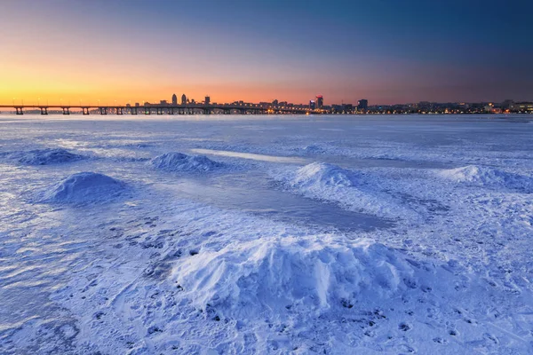 Прекрасный зимний пейзаж с замерзшей рекой на закате III — стоковое фото