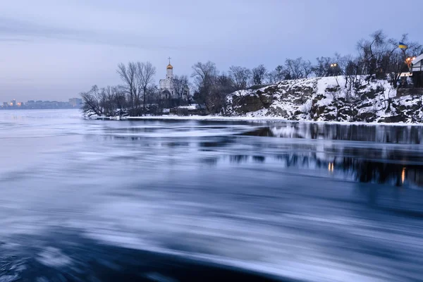 Vista aérea del gran río con témpanos de hielo flotantes durante el atardecer. A la deriva de hielo. Témpano de hielo. desenfoque de movimiento. IV. — Foto de Stock