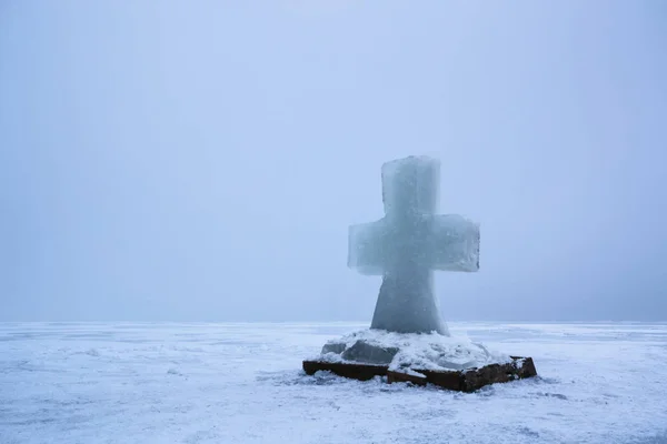 Gyönyörű téli táj with Ice Cross a fagyasztott river, ködös reggel — Stock Fotó