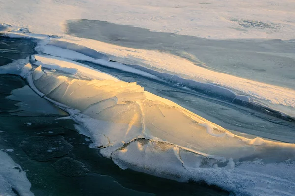 Figura de hielo en los rayos del sol poniente . — Foto de Stock