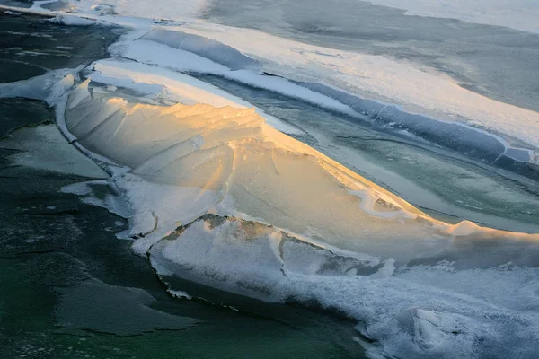 Figura de hielo en los rayos del sol poniente . — Foto de Stock