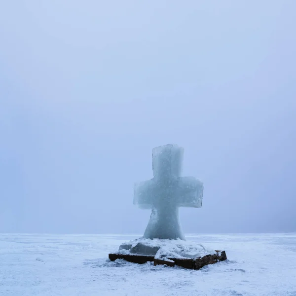 Gyönyörű téli táj Ice Cross a fagyasztott river Ködös reggel én — Stock Fotó