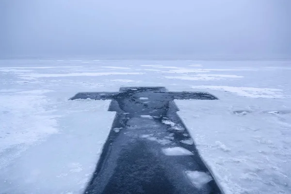 Gyönyörű téli táj with Ice Cross a fagyasztott river, ködös reggel Iii. — Stock Fotó