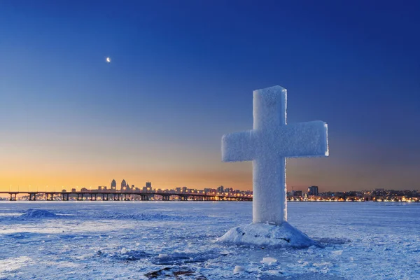 Gyönyörű téli táj with Ice Cross a fagyasztott river, alkonyatkor — Stock Fotó