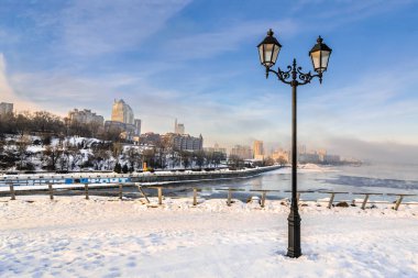 Güzel görüntülemek fener City, sisli güneşli sabah erken doğarken ben