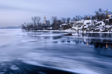 Havadan görünümü buzlar sırasında dusk yüzen ile büyük nehir. Buzdan sürüklenen. Buz parçası. hareket bulanıklığı. IV