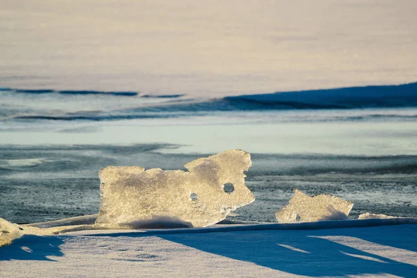 Figura de hielo en los rayos del sol poniente . — Foto de Stock