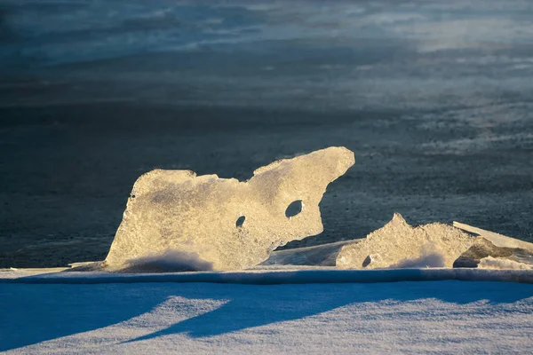 Ijs figuur in de stralen van de ondergaande zon. — Stockfoto