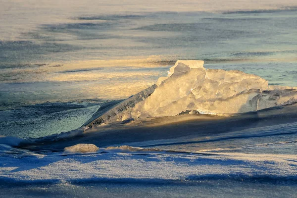 Eisfigur in den Strahlen der untergehenden Sonne. — Stockfoto