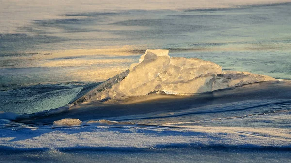 Figura de hielo en los rayos del sol poniente . — Foto de Stock