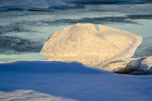 Figura de gelo nos raios do sol poente . — Fotografia de Stock