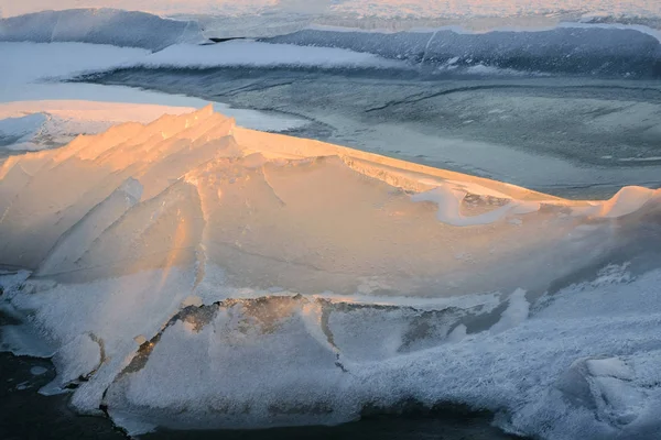 Ледяная фигура под дождем заходящего солнца . — стоковое фото