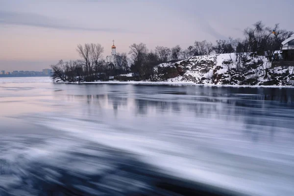 Vista aérea del gran río con témpanos de hielo flotantes durante el atardecer. A la deriva de hielo. Témpano de hielo. desenfoque de movimiento. II. — Foto de Stock