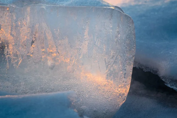 Figura de hielo en los rayos del sol poniente . — Foto de Stock