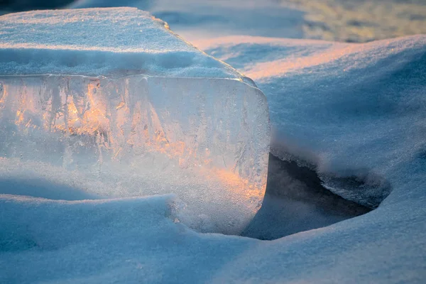 Figura de gelo nos raios do sol poente . — Fotografia de Stock